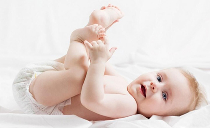Which is better for babies to wear diapers or crotch pants?
